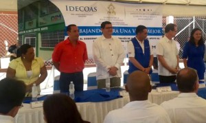 El embajador norteamericano participó en la entrega de la ayuda por unos 4.7 millones de lempiras.