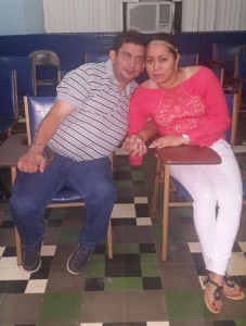 Jose Inocente y su esposa antes de abordar el avión que los trasladó a Virginia.