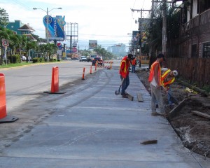 La alcaldía construye varios refugios para abordaje de buses.