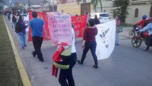 Los universitarios marcharon para protestar por la represión por defender la educación.