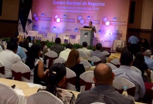 Unos 500 empresarios participan en la cumbre nacional de negocios.