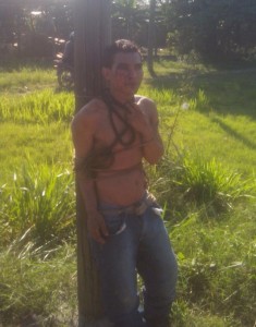 El supuesto ladrón fue dejado atado en un poste del tendido eléctrico.