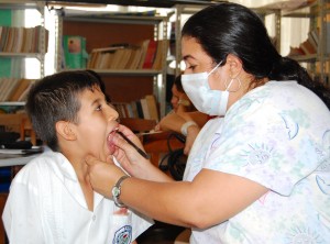 El Proyecto Escuelas Saludables tambien lleva salud a los niños.