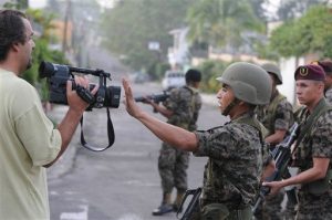 Los periodistas hondureños les toca trabajar en un ambiente bastante hostil por parte del gobierno, militares y policías, entre otros.