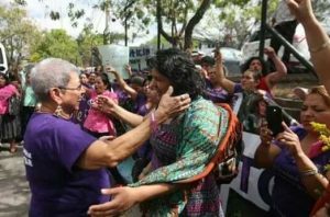 Gladys Lanza en una foto de archivo cuando saluda a la también fallecida defensora de los derechos humanos Berta Cáceres.