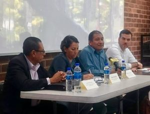 Serafín Valencia, presidente de APES El Salvador, Iliana Alamilla de APG, Guatemala y Carlos Ortíz de la Asociación de Prensa Hondureña (APH).