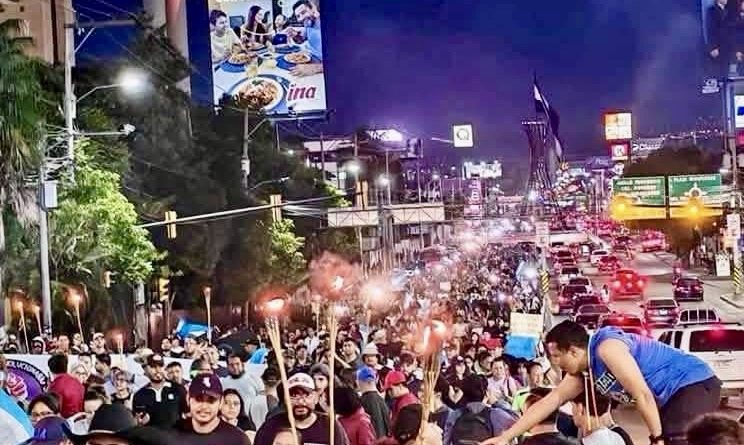 Reviven las antorchas en marcha contra el gobierno