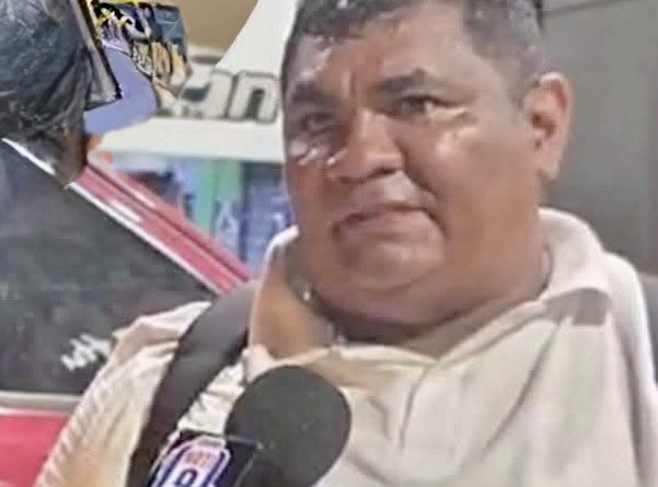Agreden a comunicador, le quiebran micrófono y borran videos